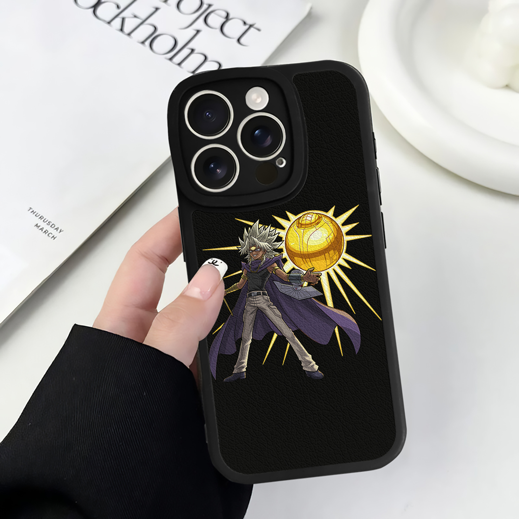 （画像用） 遊☆戯☆王 Yu-Gi-Oh! 【iPhone 16シリーズ対応】シリコンスマホケース（レザー調） 材質：シリコン